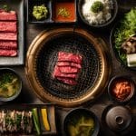 焼肉の牛太太子店焼き肉セットと副菜の俯瞰構図